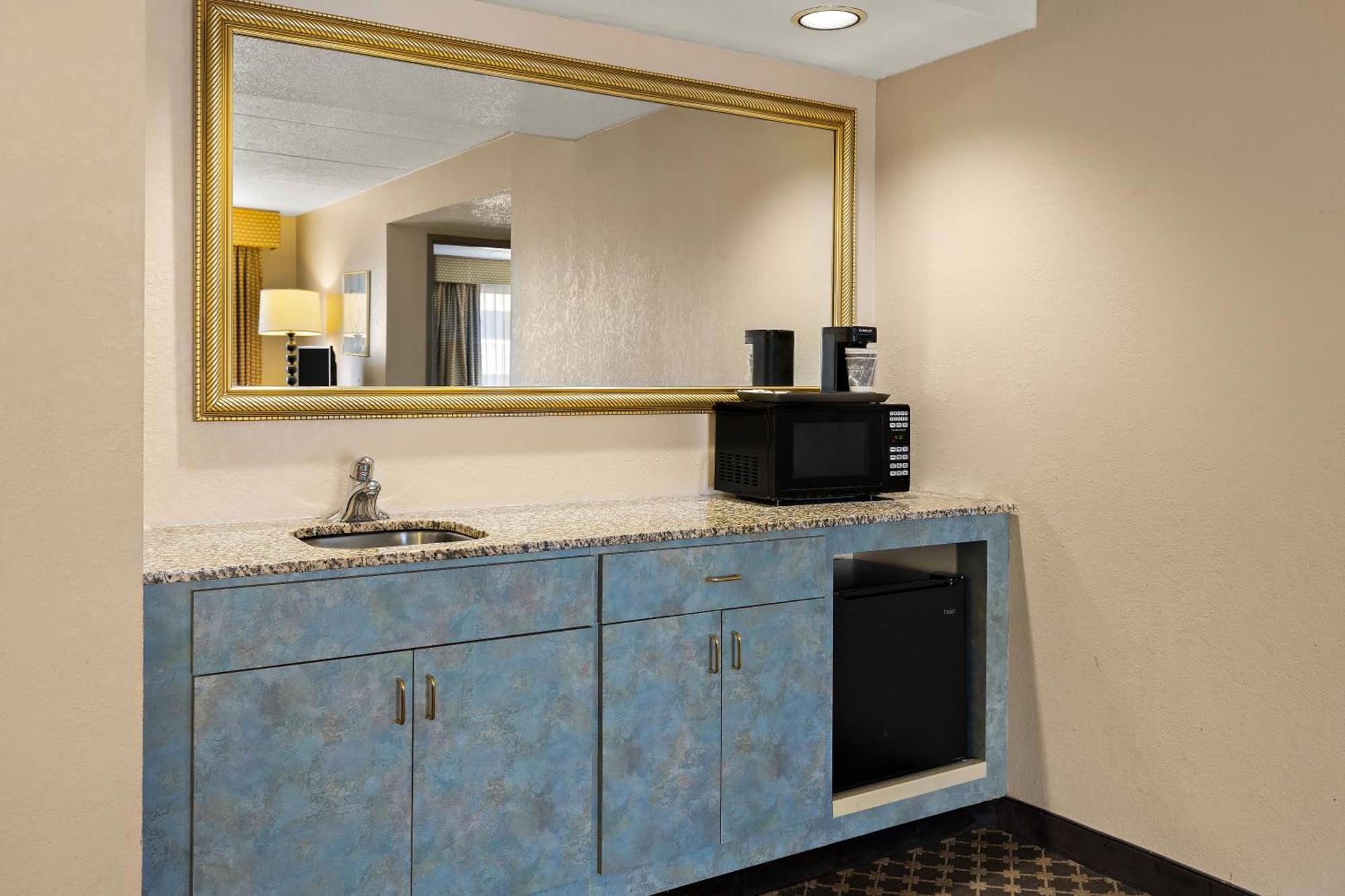 נורת' אולמסטד Hotel Rl Cleveland Airport West מראה חיצוני תמונה